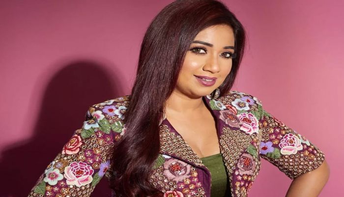 ভক্তের সাথে ডিনার ডেটে গেলেন শ্রেয়া ঘোষাল!