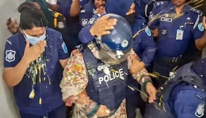 মমতাজকে বহন করা প্রিজনভ্যানে ডিম নিক্ষেপ