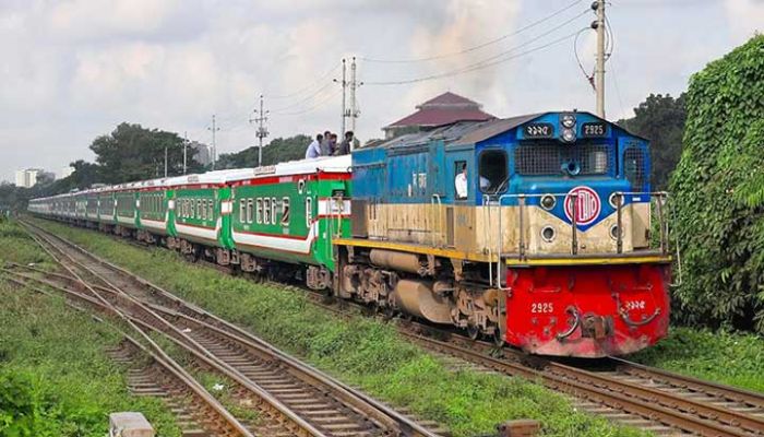 তাপপ্রবাহে হুমকির মুখে নিরাপদ রেল চলাচল