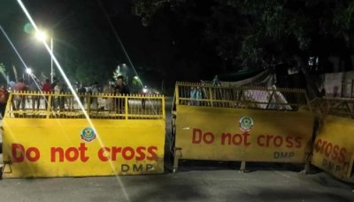 ধানমন্ডি-৩২ ঘিরে নিরাপত্তা জোরদার, পুলিশের ব্যারিকেড