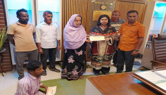জামালপুর পৌর প্রশাসকের উদ্যোগে অসহায়দের  মাঝে আর্থিক অনুদান প্রদান