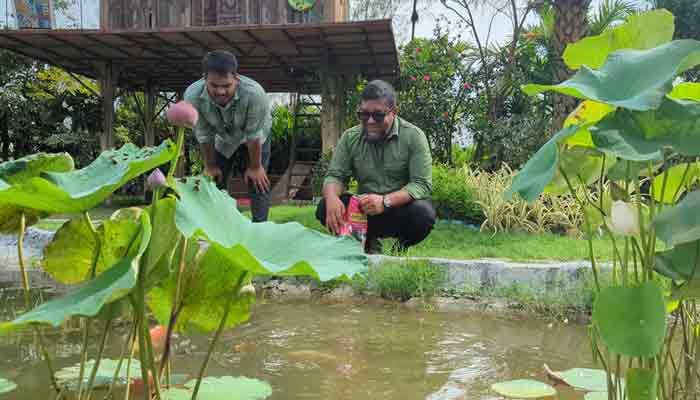 কংক্রিটের শহরে এক টুকরো গ্রামের কারিগর