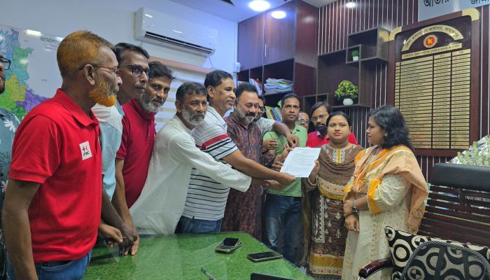 জামালপুরের ৭ দফা দাবীতে দলিল লেখক সমিতির স্মারকলিপি প্রদান 