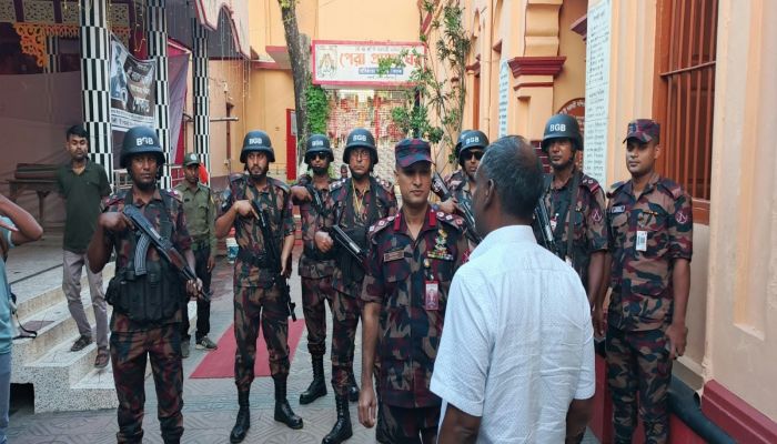 জামালপুরে পূজা মন্ডপ পরিদর্শন করলেন ৩৫ বিজিবি
